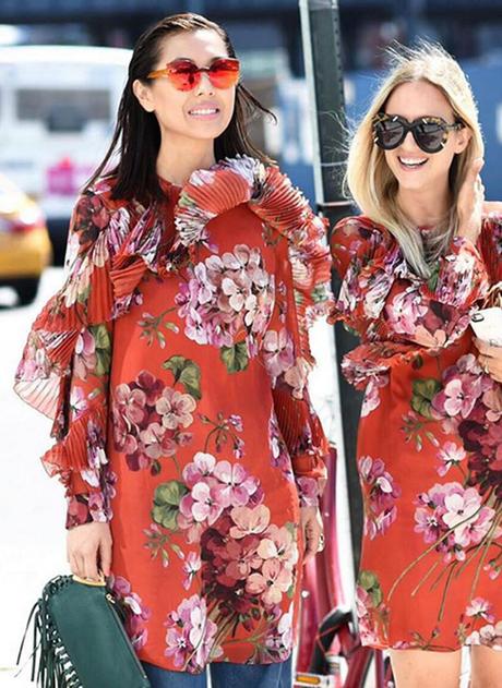 Vestidos envueltos en miles de flores