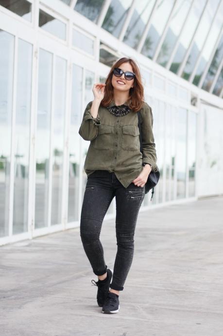 Esperando, con mochila y zapatillas Esperando, con mochila y zapatillas