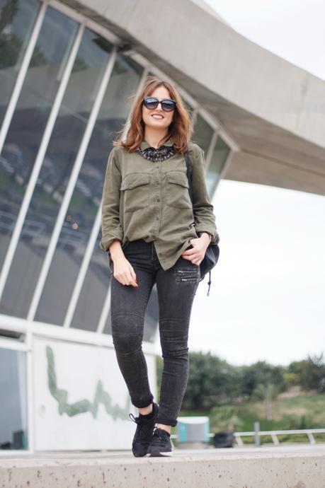 Esperando, con mochila y zapatillas Esperando, con mochila y zapatillas