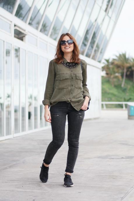 Esperando, con mochila y zapatillas Esperando, con mochila y zapatillas