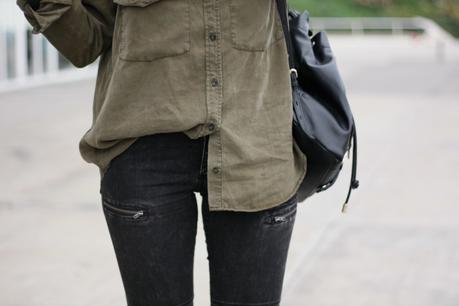 Esperando, con mochila y zapatillas Esperando, con mochila y zapatillas