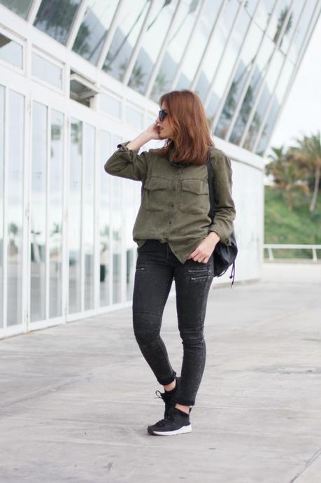 Esperando, con mochila y zapatillas Esperando, con mochila y zapatillas