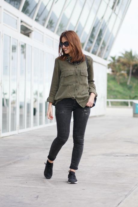 Esperando, con mochila y zapatillas Esperando, con mochila y zapatillas