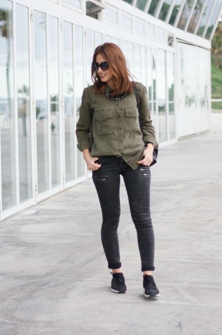 Esperando, con mochila y zapatillas Esperando, con mochila y zapatillas