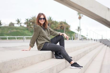 Esperando, con mochila y zapatillas Esperando, con mochila y zapatillas