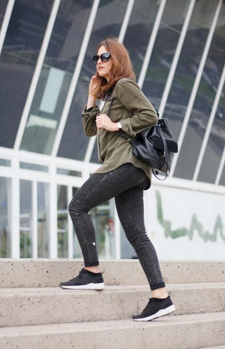 Esperando, con mochila y zapatillas Esperando, con mochila y zapatillas