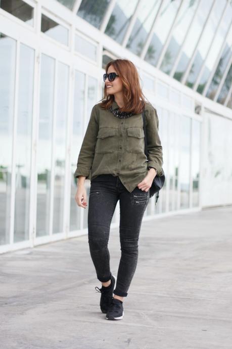 Esperando, con mochila y zapatillas Esperando, con mochila y zapatillas