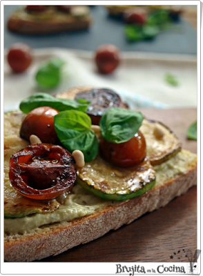 Tosta de pesto y cherrys Tosta de pesto y cherrys