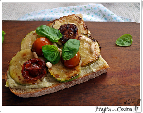 Tosta de pesto y cherrys Tosta de pesto y cherrys