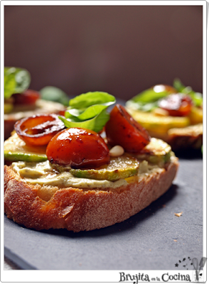 Tosta de pesto y cherrys Tosta de pesto y cherrys