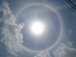Los cristales de hielo en la atmósfera crean el efecto prisma necesario para hacer un halo de sol en el cielo. 