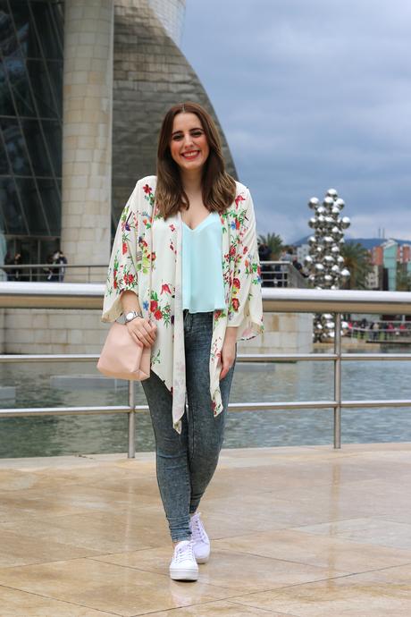 Outfit sportychic con kimono de flores