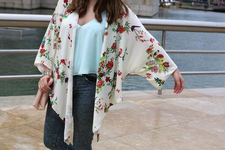 Outfit sportychic con kimono de flores