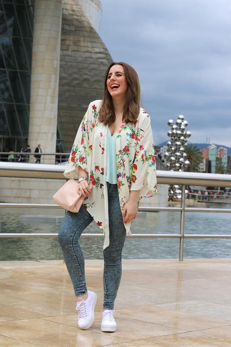 Outfit sportychic con kimono de flores