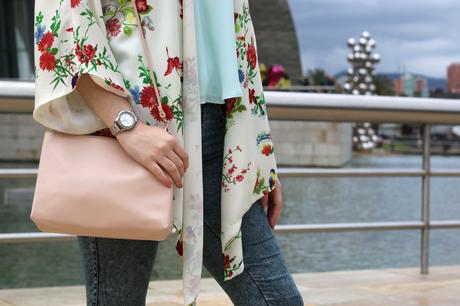 Outfit sportychic con kimono de flores