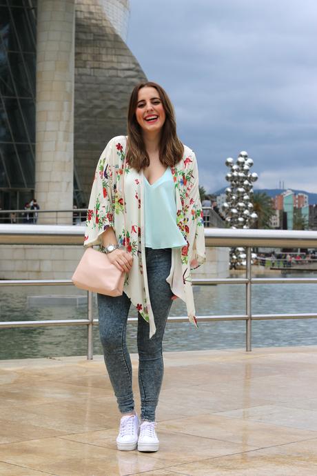 Outfit sportychic con kimono de flores