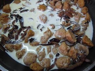 SOJA TEXTURIZADA CON CURRY CREMOSO DE ALMENDRAS SOJA TEXTURIZADA CON CURRY CREMOSO DE ALMENDRAS