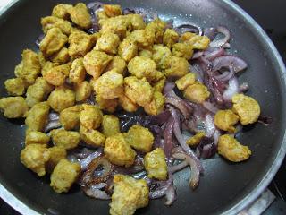 SOJA TEXTURIZADA CON CURRY CREMOSO DE ALMENDRAS SOJA TEXTURIZADA CON CURRY CREMOSO DE ALMENDRAS