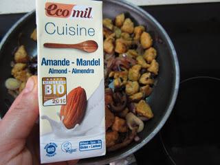 SOJA TEXTURIZADA CON CURRY CREMOSO DE ALMENDRAS SOJA TEXTURIZADA CON CURRY CREMOSO DE ALMENDRAS