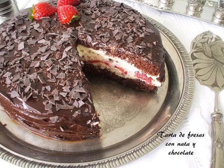 Tarta de fresas con nata y chocolate Tarta de fresas con nata y chocolate