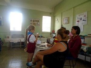 Liet leyendo su tarjeta frente al tribunal de su aula.