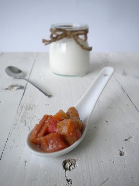 Ruibarbo estofado con un toque de jengibre y yogur de vainilla