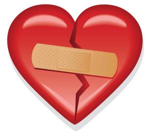 Cómo hacer frente a una ruptura de pareja Corazón con una tirita representando la superación de una ruptura sentimental.