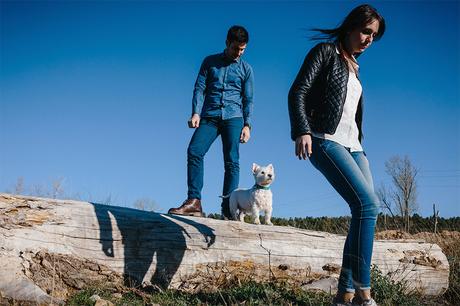 novio-novia-perro-mirando-sesion-pareja-zaragoza