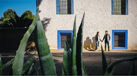 novios-delante-casa-sesion-pareja-zaragoza