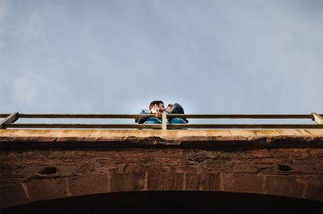 beso-puente-sesion-pareja-zaragoza