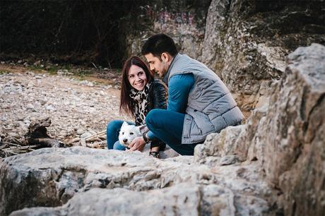 sonrisa-pareja-con-perro-sesion-pareja-zaragoza