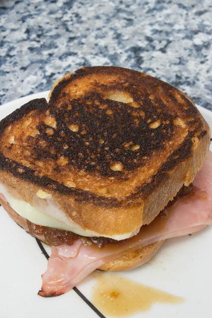 Sandwich mixto com cebolla caramelizada casera, sin gluten ni lactosa Sandwich mixto com cebolla caramelizada casera, sin gluten ni lactosa