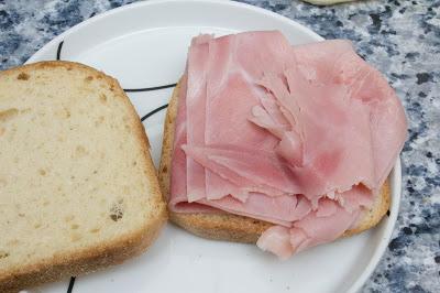 Sandwich mixto com cebolla caramelizada casera, sin gluten ni lactosa Sandwich mixto com cebolla caramelizada casera, sin gluten ni lactosa