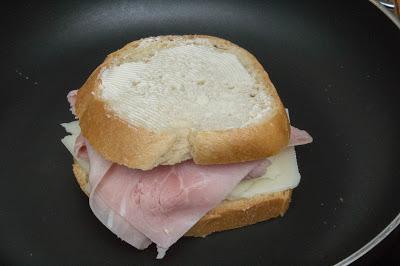 Sandwich mixto com cebolla caramelizada casera, sin gluten ni lactosa Sandwich mixto com cebolla caramelizada casera, sin gluten ni lactosa