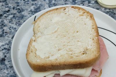 Sandwich mixto com cebolla caramelizada casera, sin gluten ni lactosa Sandwich mixto com cebolla caramelizada casera, sin gluten ni lactosa