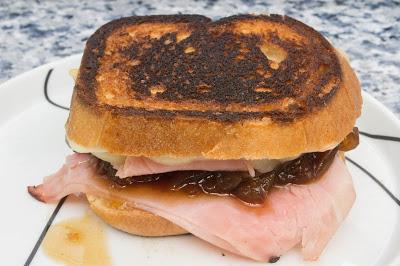 Sandwich mixto com cebolla caramelizada casera, sin gluten ni lactosa Sandwich mixto com cebolla caramelizada casera, sin gluten ni lactosa