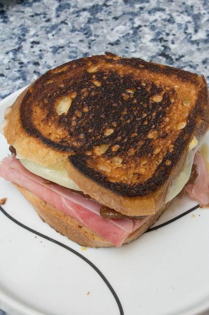 Sandwich mixto com cebolla caramelizada casera, sin gluten ni lactosa Sandwich mixto com cebolla caramelizada casera, sin gluten ni lactosa