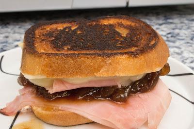 Sandwich mixto com cebolla caramelizada casera, sin gluten ni lactosa Sandwich mixto com cebolla caramelizada casera, sin gluten ni lactosa