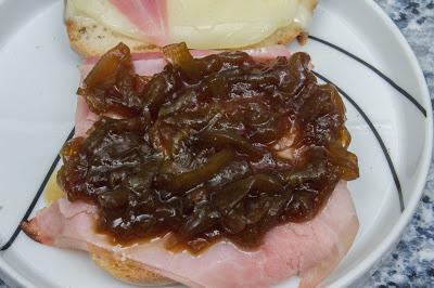 Sandwich mixto com cebolla caramelizada casera, sin gluten ni lactosa Sandwich mixto com cebolla caramelizada casera, sin gluten ni lactosa