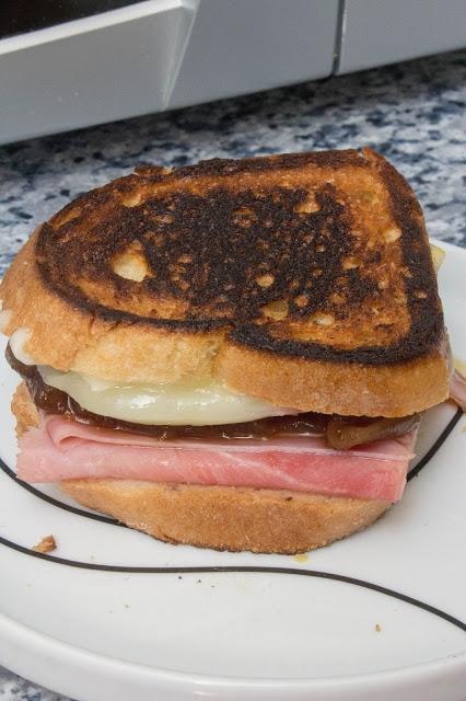 Sandwich mixto com cebolla caramelizada casera, sin gluten ni lactosa Sandwich mixto com cebolla caramelizada casera, sin gluten ni lactosa