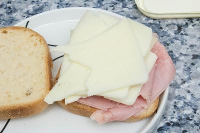 Sandwich mixto com cebolla caramelizada casera, sin gluten ni lactosa Sandwich mixto com cebolla caramelizada casera, sin gluten ni lactosa