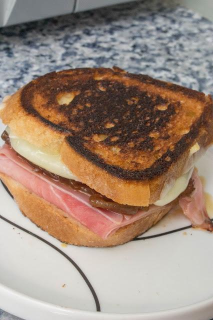 Sandwich mixto com cebolla caramelizada casera, sin gluten ni lactosa Sandwich mixto com cebolla caramelizada casera, sin gluten ni lactosa