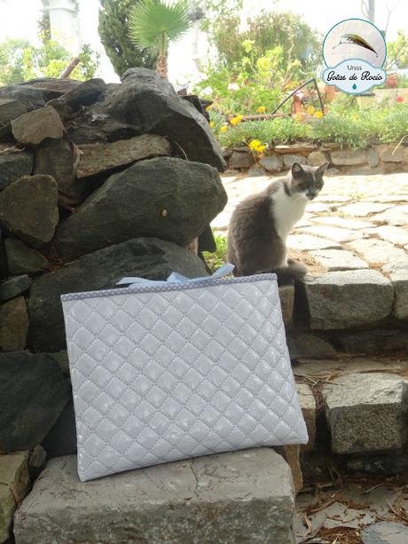 Bebé en gris. Bebé en gris.