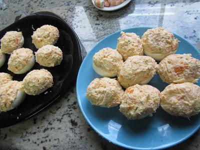 Huevos rellenos de langostinos