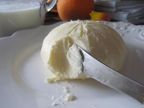 Mantequilla y suero de mantequilla o bauttermilk, dos por uno