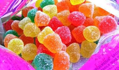 Ideas de manualidades y centros de mesa con gomitas dulces