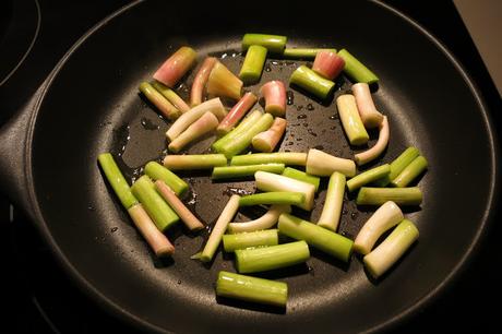 Revuelto de hongos, gulas y ajetes