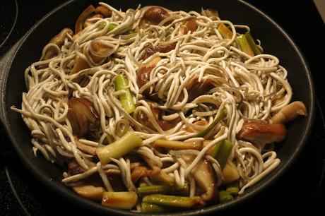 Revuelto de hongos, gulas y ajetes