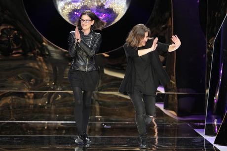 Las hermanas Yolanda y Cristina saludando después del desfile de su  nueva colección para 2017