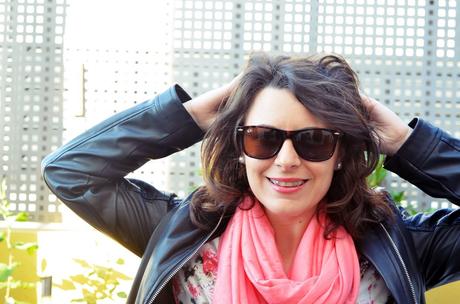 Bolso gris con tachuelas Bolso gris con tachuelas_outfit_mivestidoazul (11)